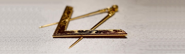 Historisch beeldmerk van passer en winkelhaak van Loge Kennemerland